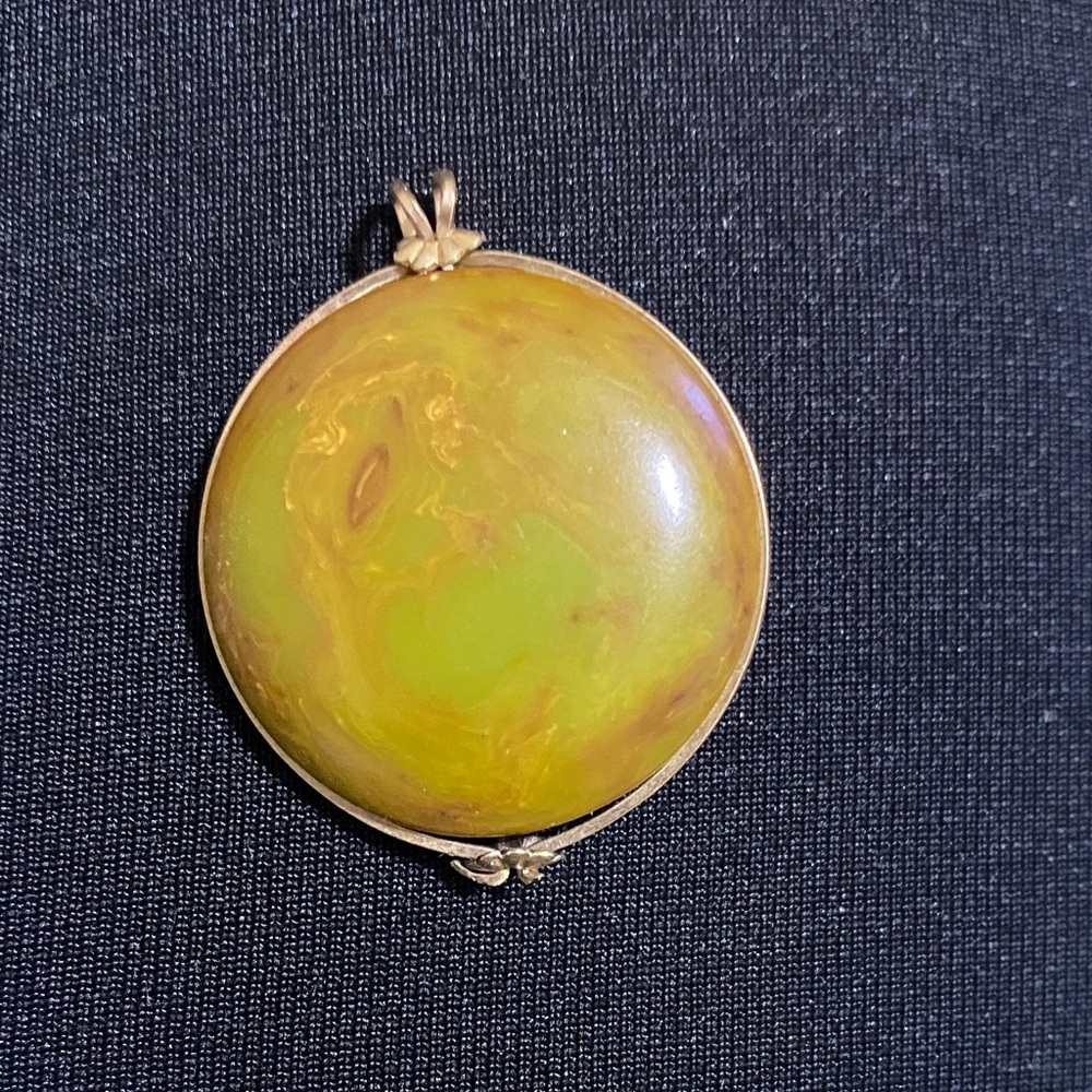 Vintage-Inspired Gold Brooch with Yellow Hues